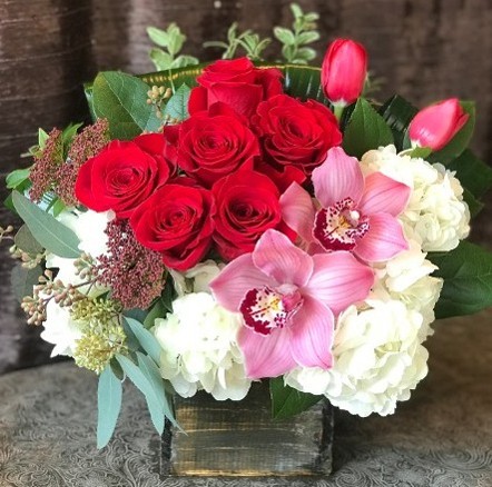 Floral arrangement in romantic colors