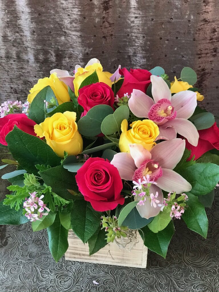 Short 360 Degree Flower Arrangment In Box Vase